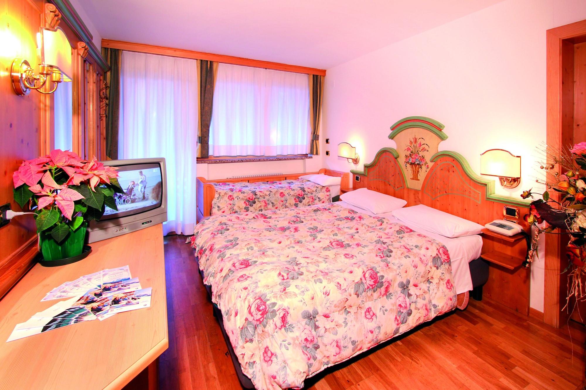 Hotel Dolomiti Schloss Canazei Zewnętrze zdjęcie