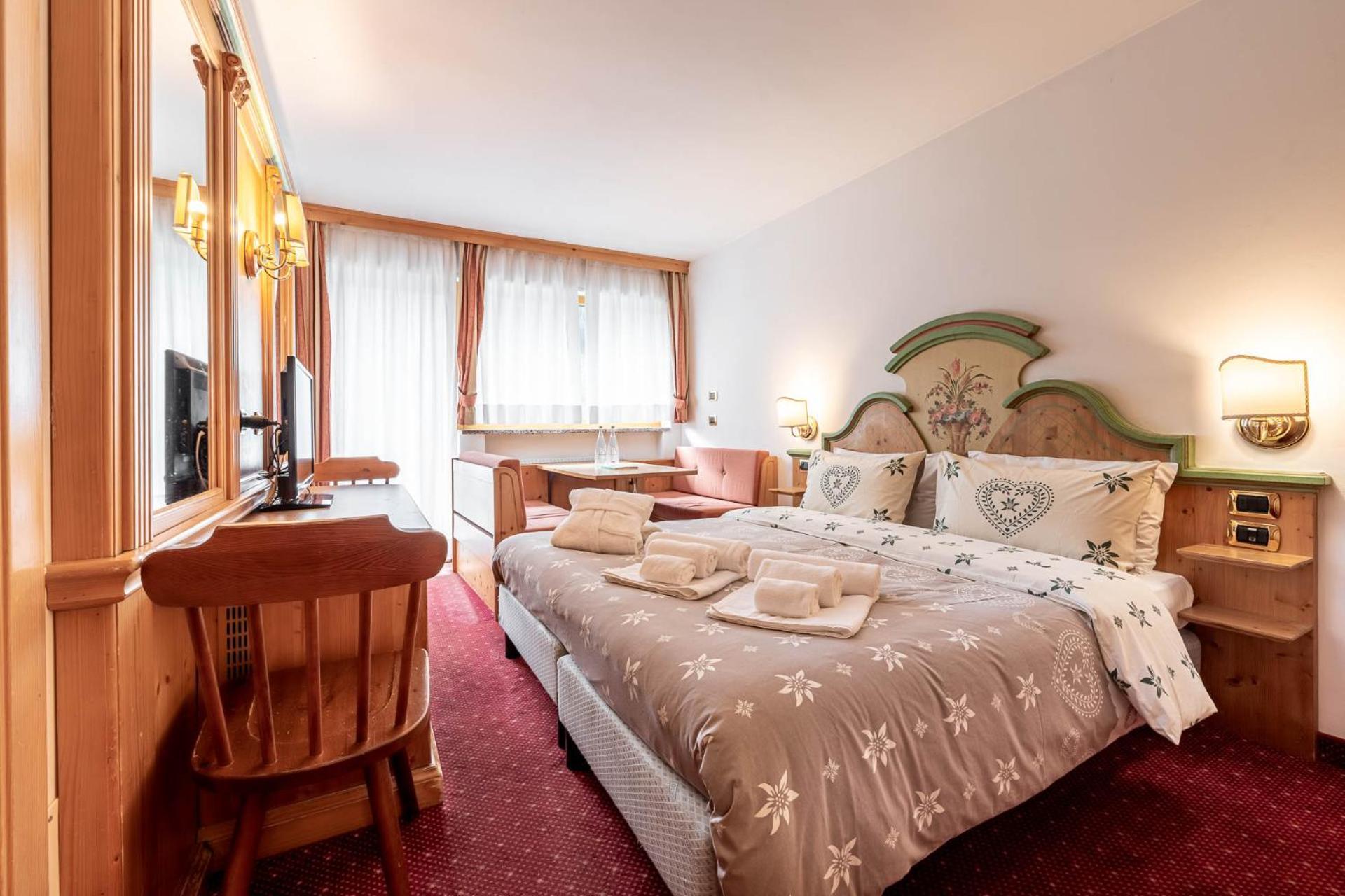 Hotel Dolomiti Schloss Canazei Zewnętrze zdjęcie