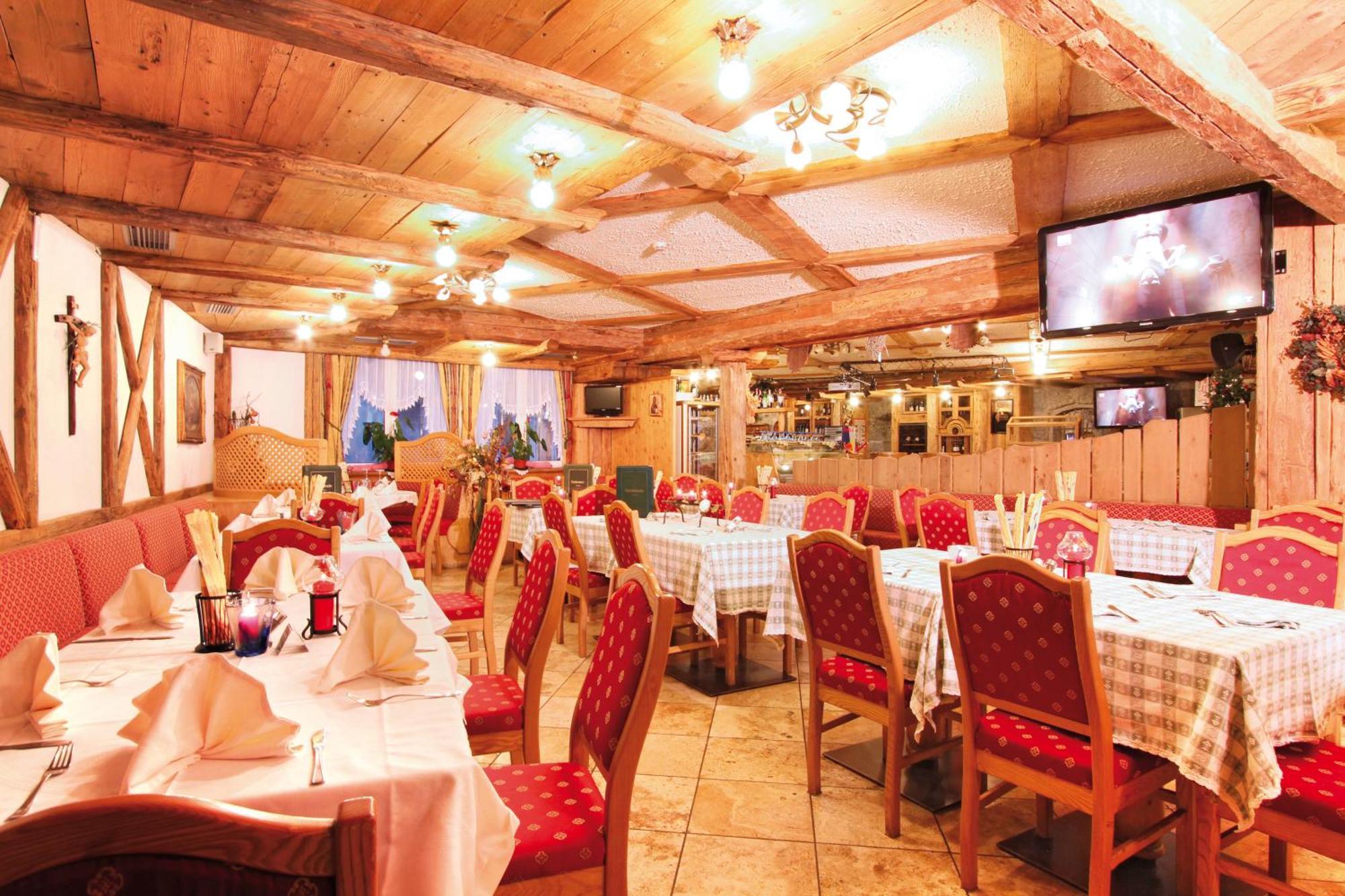 Hotel Dolomiti Schloss Canazei Zewnętrze zdjęcie