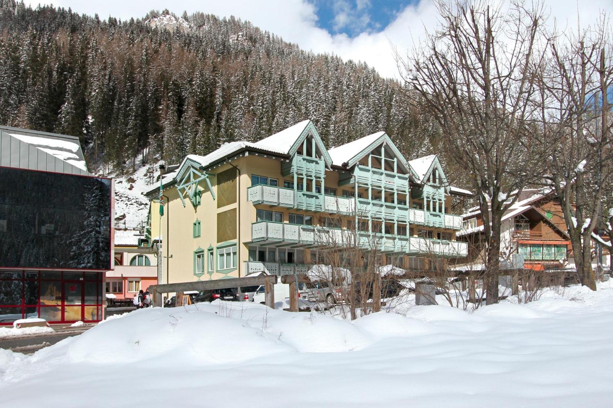 Hotel Dolomiti Schloss Canazei Zewnętrze zdjęcie