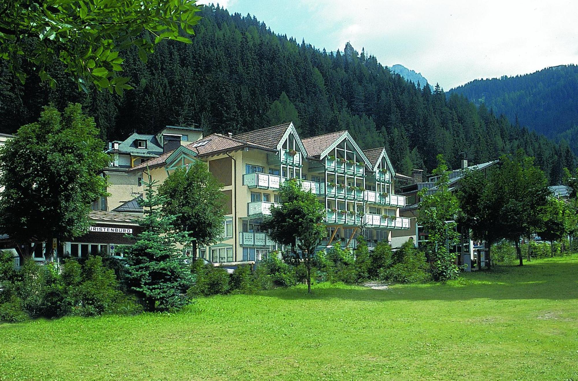 Hotel Dolomiti Schloss Canazei Zewnętrze zdjęcie