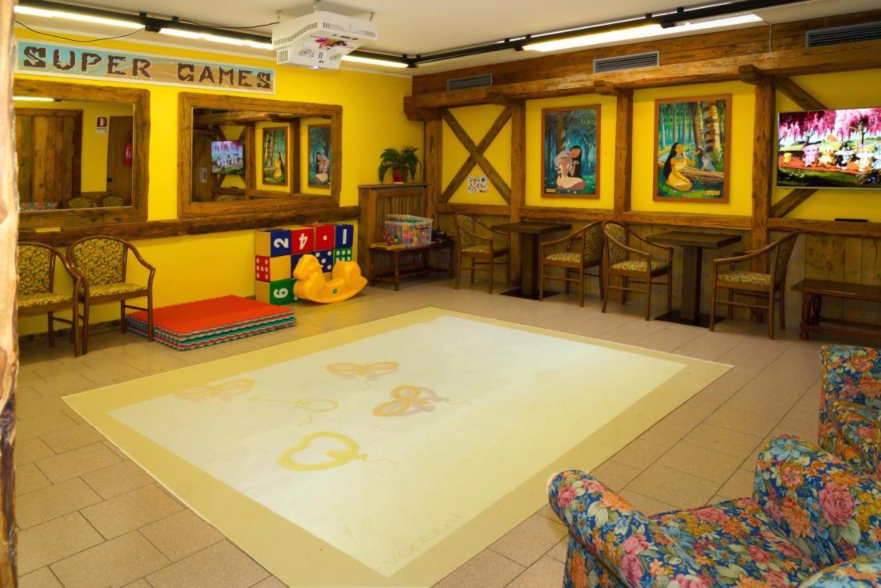 Hotel Dolomiti Schloss Canazei Zewnętrze zdjęcie
